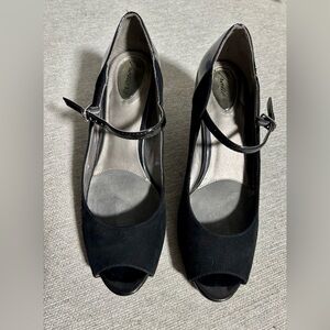 Trotters shoes Mary Jane Style Black Suede and Patent Leather Heels Sz 9M